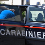 Castel Volturno (ce). Aggredisce i carabinieri con un’ascia, arrestato