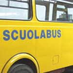 Si rovescia scuolabus, 7 ragazzi feriti