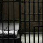 Notte da incubo nel carcere per l’assalitore del Bus, uova e arance contro la sua cella