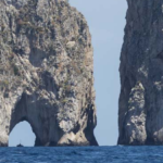 Capri. Onde anomale su spiaggia pubblica a marina grande, scatta la protesta