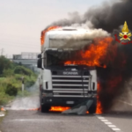 Tir in fiamme in autostrada