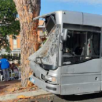 A Roma bus contro un albero sulla Cassia, molti feriti
