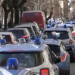 Rapina in banca a Milano, rapinatori tengono in ostaggio i dipendenti