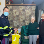 Coppia di anziani chiusi in casa per la pandemia aiutati dal poliziotto che gli fa la spesa tutti i giorni