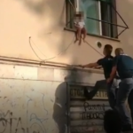 Bimba di 2 anni in bilico sul balcone di casa, salvata dai poliziotti