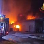 Inferno di fuoco ad Airola, in fiamme capannone contenente materiale plastico