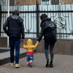 Arriva in Italia dall'Ucraina una bambina nata con maternità surrogata e abbandonata dai genitori
