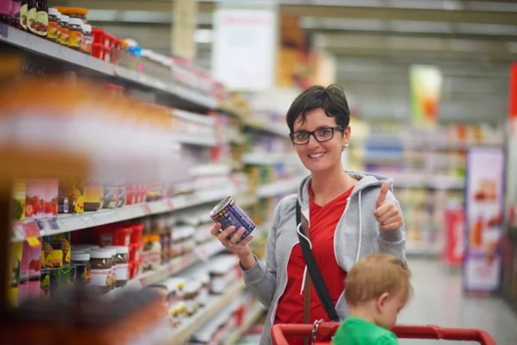 giovane-madre-con-bambino-al-supermercato-depositphotos-quotidianoitalia.it