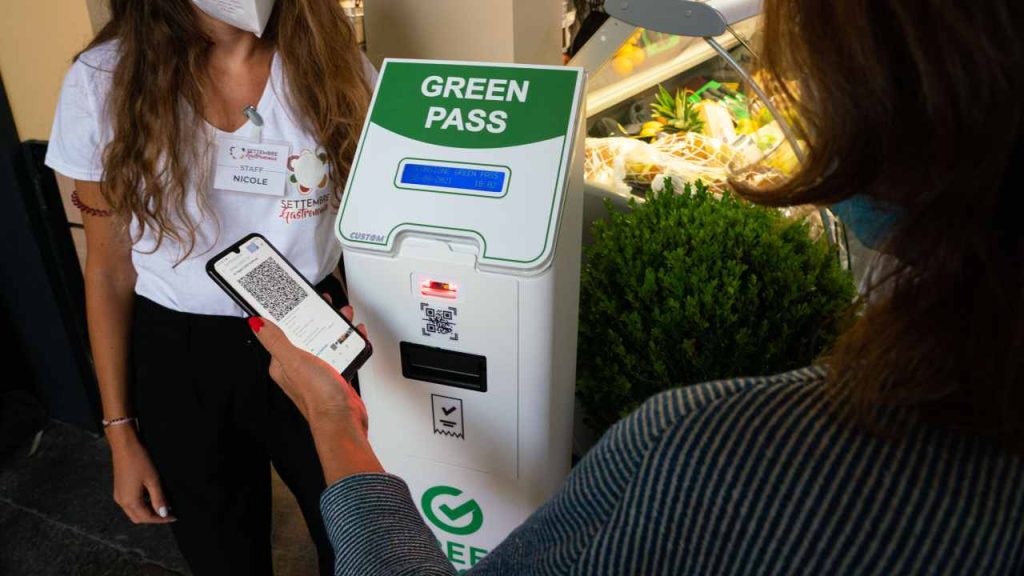 Pioggia di licenziamenti da pandemia: o esibisci il Green Pass o torni a casa | Possono farlo per legge