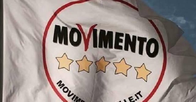 Il M5S certifica il marchio rosso: accogliere migranti per svecchiare l’Italia