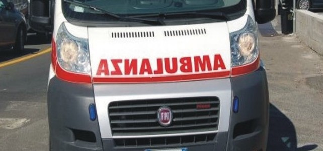 AVERSA. Benedetta colpisce ancora i passanti con le sue stampelle