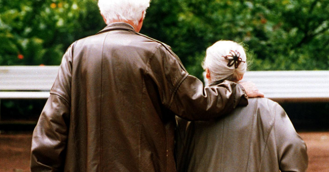 Dopo 50 anni di matrimonio muoiono mano nella mano lo stesso giorno
