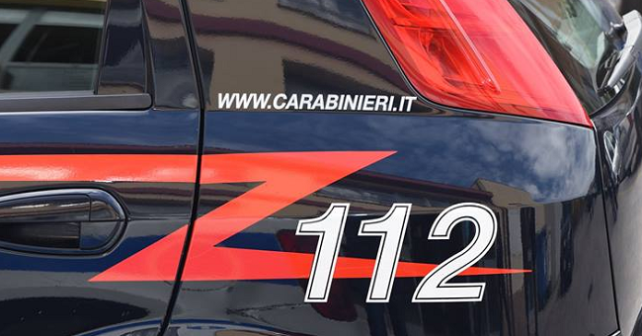 Roma. Tentano di rapinare lo smartphone a un 21enne, lui reagisce e viene accoltellato ad una gamba