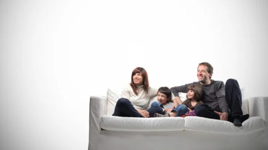 famiglia-sul-divano-depositphotos-quotidianoitalia.it