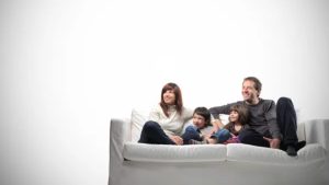 famiglia-sul-divano-depositphotos-quotidianoitalia.it