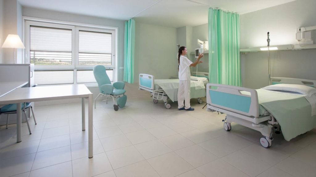 Italiani abbandonati dalla sanità: se non hai soldi non puoi curarti | Spendono tutto per gli immigrati