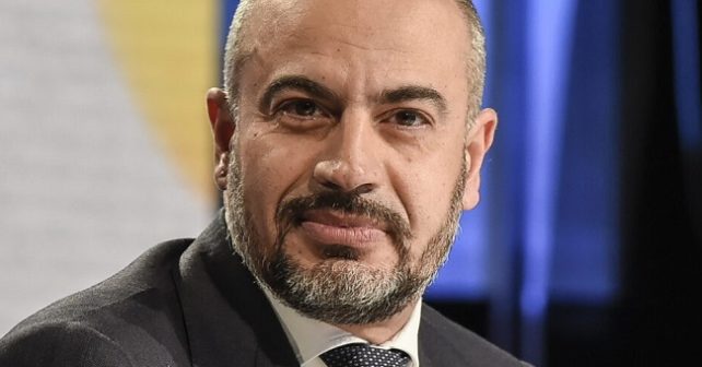Paragone: “Serve un vaccino fiscale. Stiamo costringendo l’economia reale a morire”