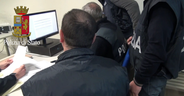 Adescato su facebook da un profilo fake, gli frega somme di denaro