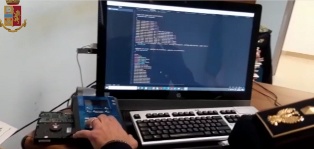 Pedopornografia, inviavano foto e video hard di adolescenti con listino prezzi, presa banda di pedofili