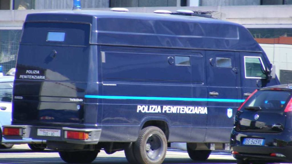 In Italia conviene fare il detenuto: con le manette ai polsi guadagni più di un avvocato | Minimo 140€ al giorno pagati con i nostri soldi