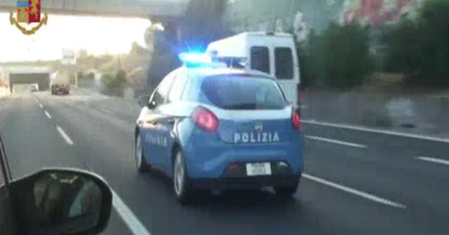 ambina con crisi respiratoria bloccata in autostrada, salvata dai poliziotti