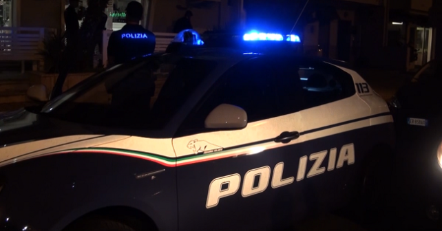 52 enne disorientato, in piena notte aspetta il bus che non sarebbe passato, poliziotti lo aiutano pagandogli il taxi