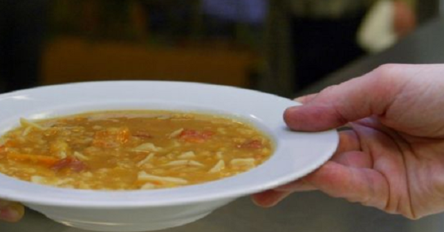 Genova, poveri multati in coda per la mensa, vigili costretti a intervenire