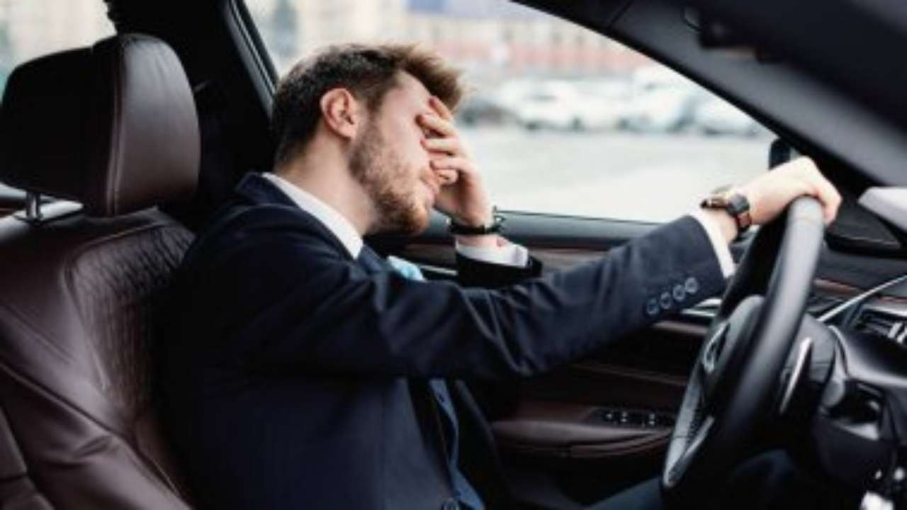 Divieto di parcheggio anche senza il cartello: stai commettendo un vero e proprio reato | Sei costretto a pagare se vuoi lasciare l’auto