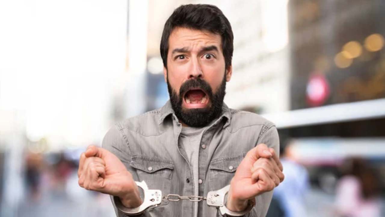 In arresto per un post sui social: la polizia ti suona a casa e ti mette le manette | Il prossimo potresti essere tu