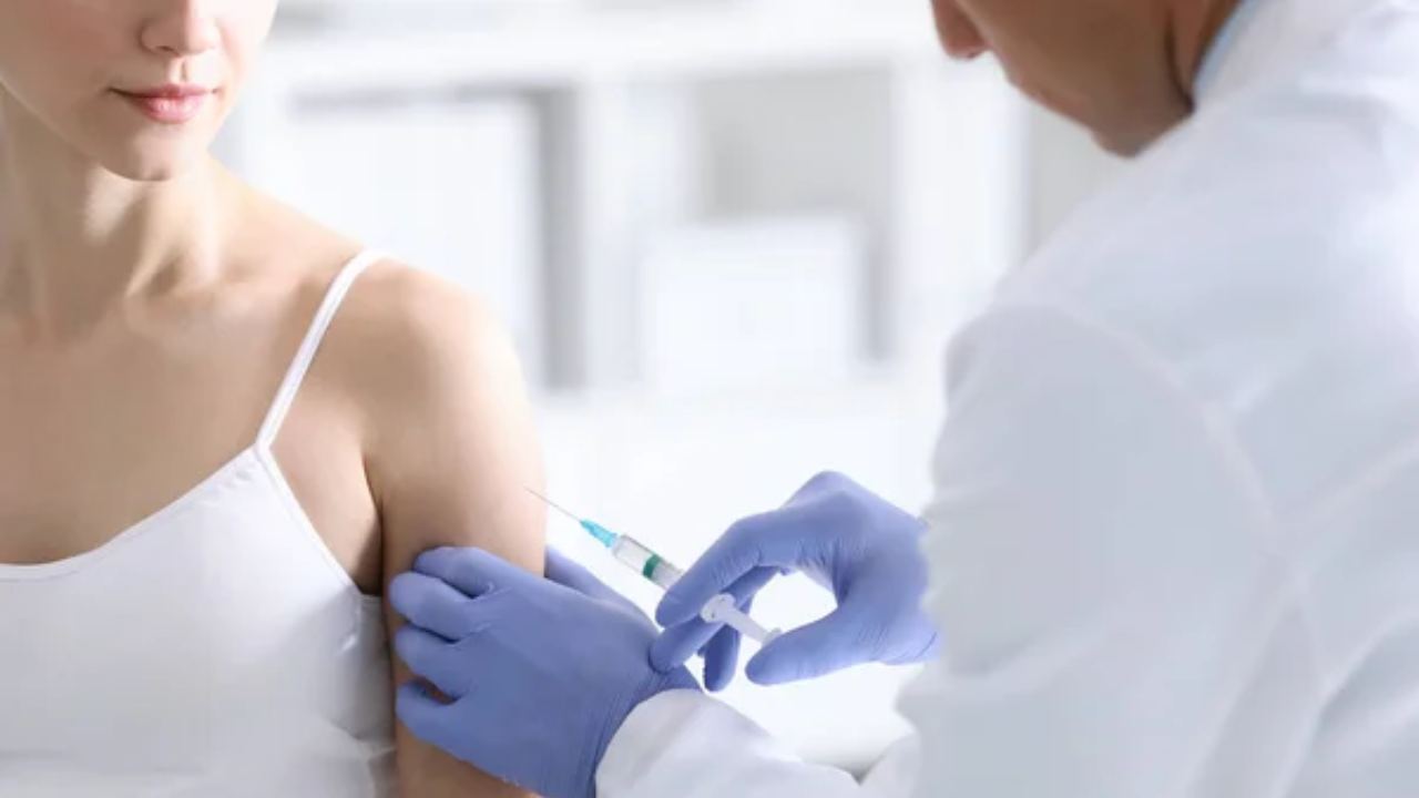“Vaccinare e microchippare i bambini prima che nascano”: non è fantascienza ma pura realtà | Iniezione direttamente nel grembo materno