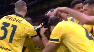 Il suo gesto lo salva da una ammonizione certa