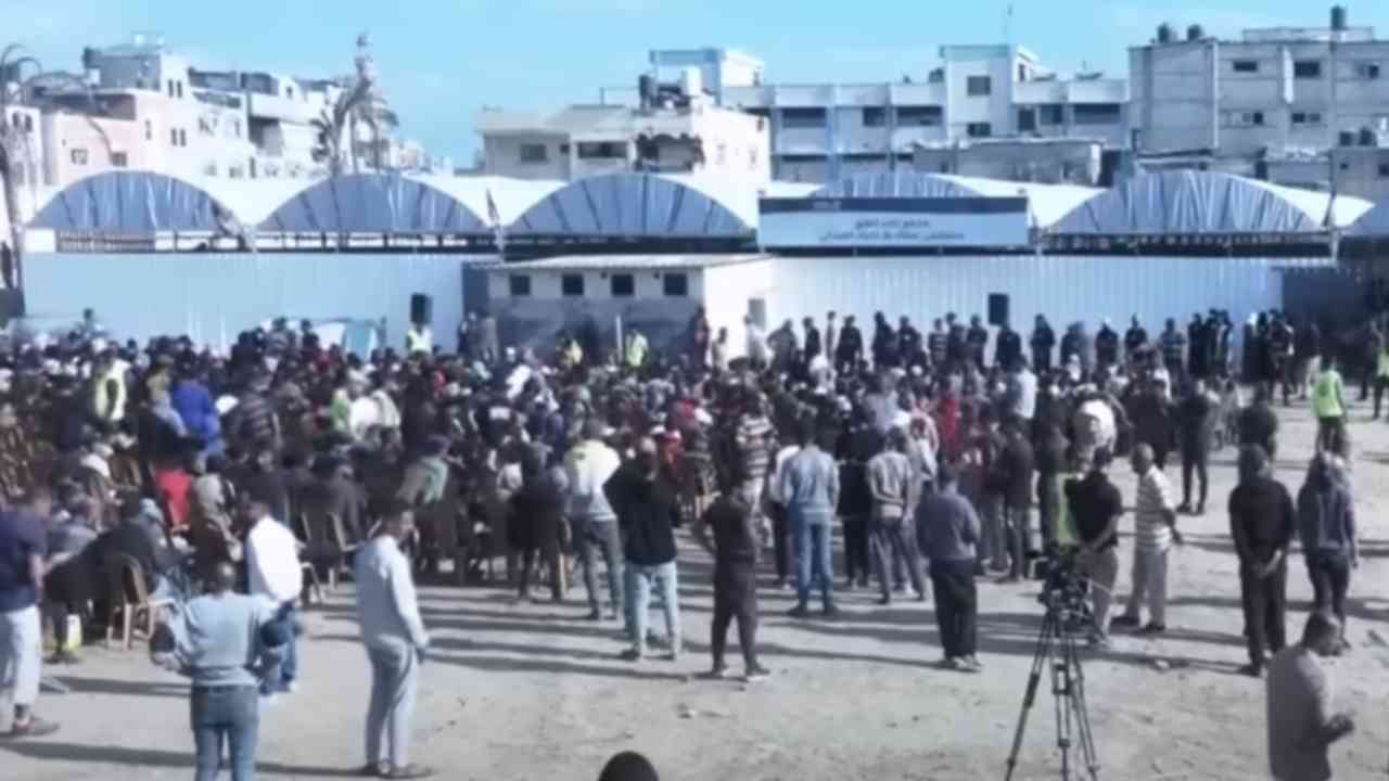 Israele, svolta storica | Hamas libera tutti gli ostaggi: l’abbraccio delle famiglie e il ritorno a casa