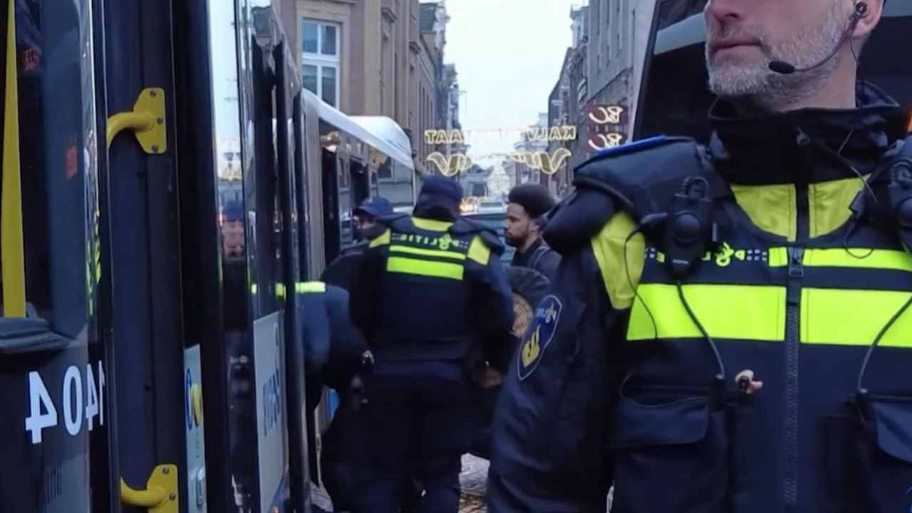 Eindhoven, 230 tifosi del Napoli fermati | Espulsioni prima della Champions: scattato il piano sicurezza