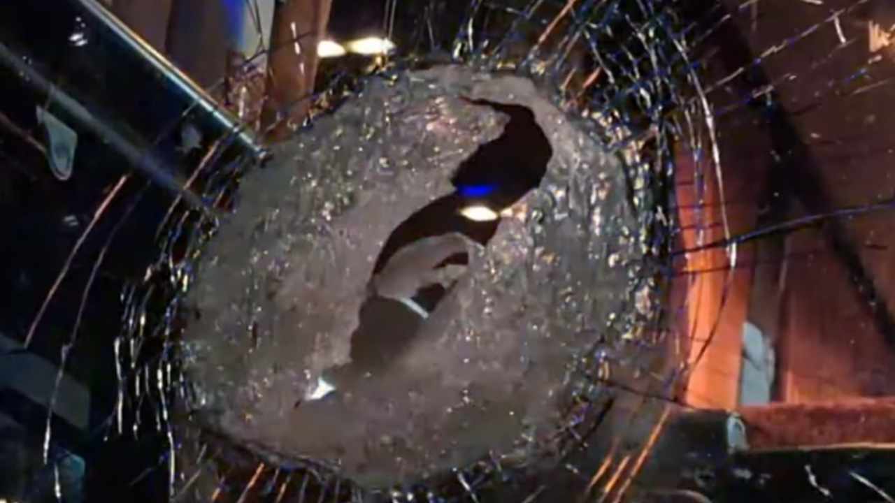 Rieti, sassi contro il pullman dei tifosi del Pistoia Basket | Morto l’autista: caccia agli aggressori
