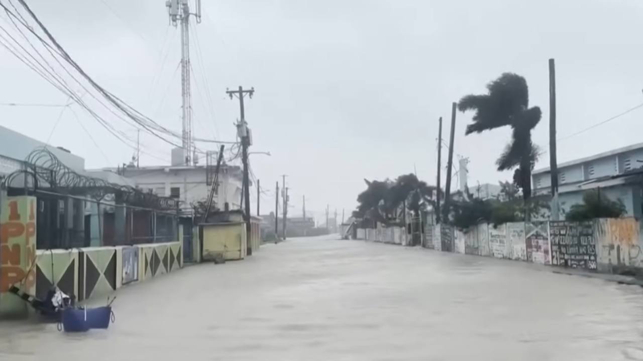 Giamaica, l’uragano Melissa continua a far danni | Le vittime salgono a 19: situazione drammatica