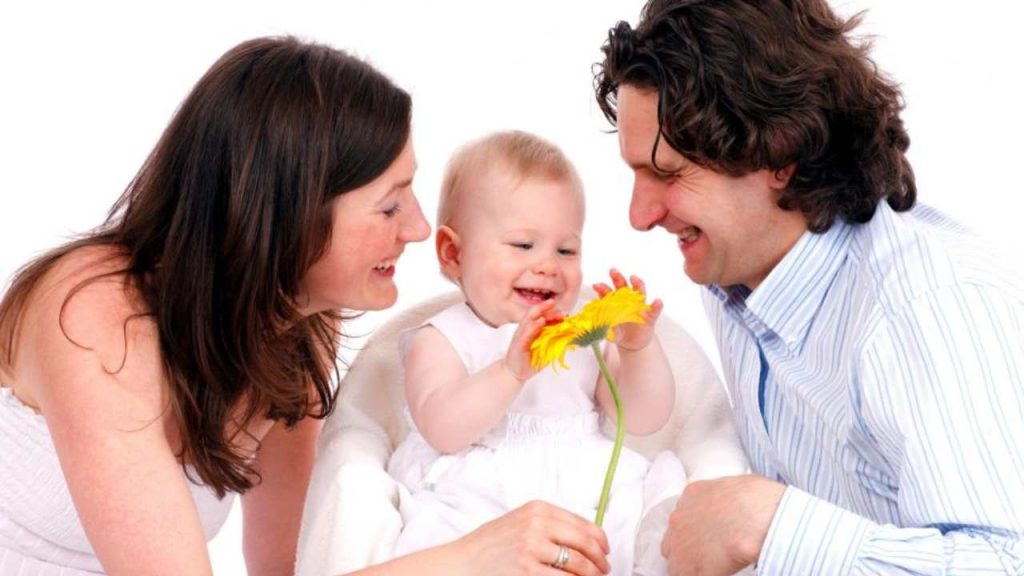 Nuova tassa “Mamma e papà”: 250.000€ da pagare entro i 18 anni | Era meglio non fare figli