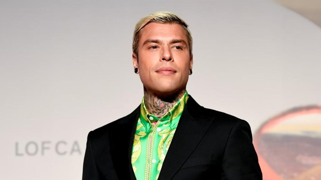 Fedez confessa la violenza: gli ha dato fuoco e l’ha guardato bruciare | Se non fosse famoso sarebbe in galera