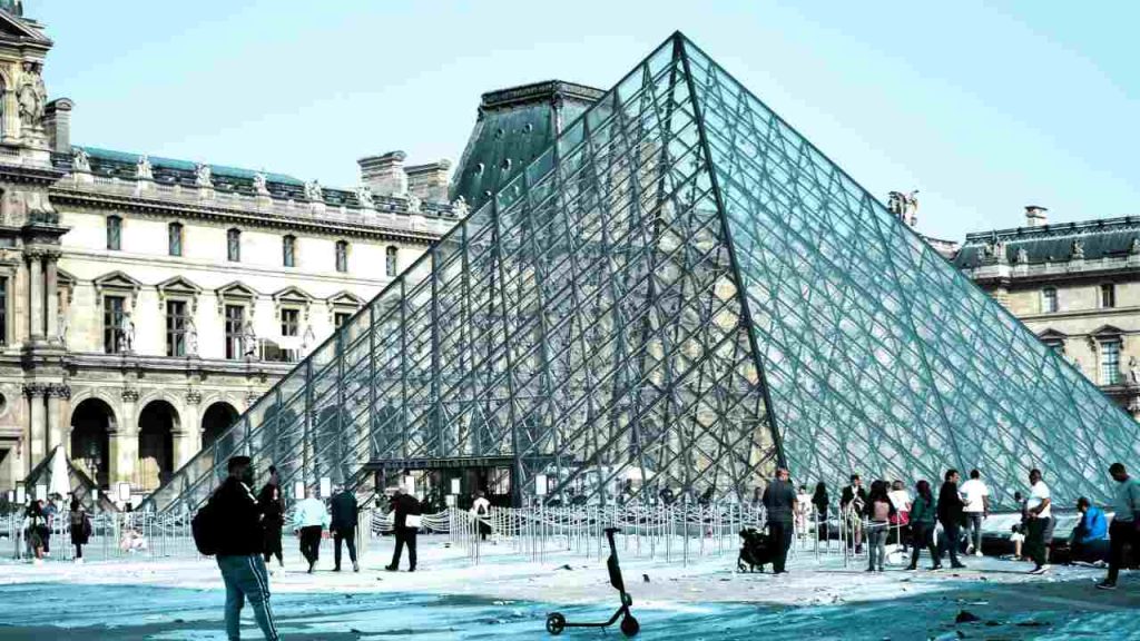 “Nuovo ma senza etichetta”: il tesoro rubato a Louvre finisce online | Ecco come pensano di venderli