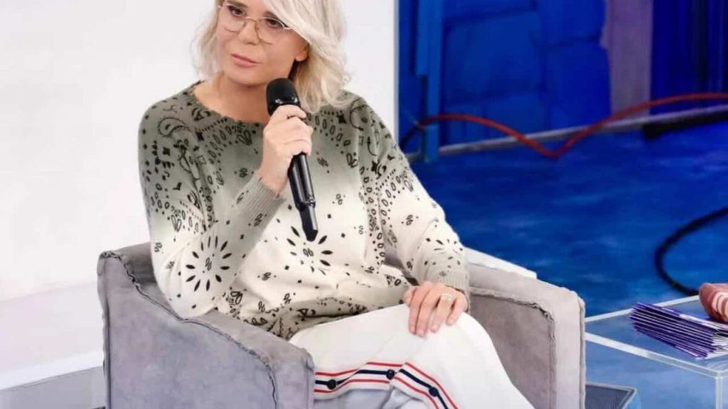 Scoppia la bomba negli studi di Amici: Maria De Filippi coinvolta nell’ esplosione | È finita nel peggiore dei modi