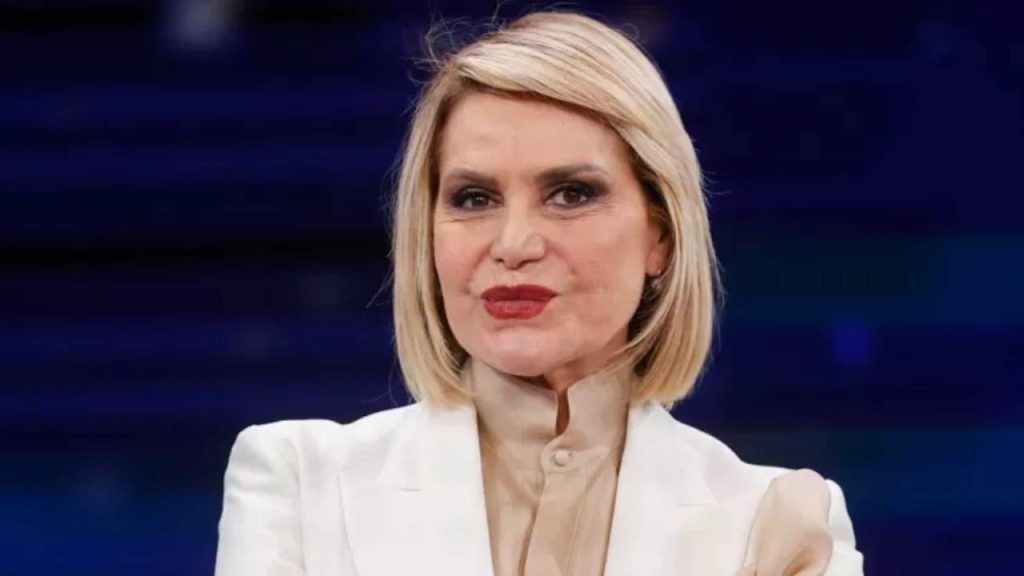 Il ritorno di Simona Ventura: Mediaset la ricopre d’oro per condurre il Gf | Ogni puntata arriva l’assegno a 5 cifre