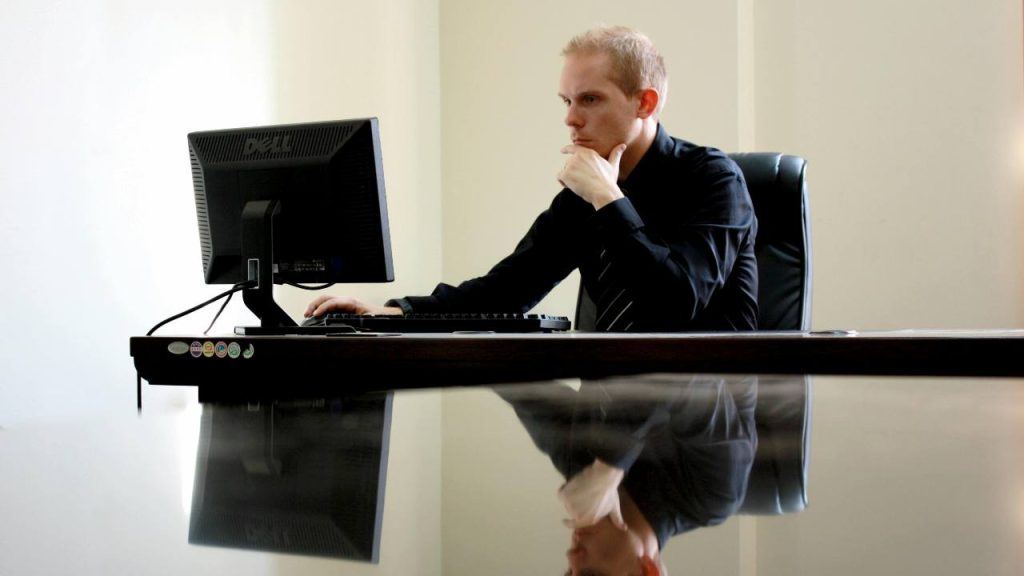 Giornata lavorativa di 13 ore: il governo ha approvato la legge | Guadagni di più, ma a quale prezzo?