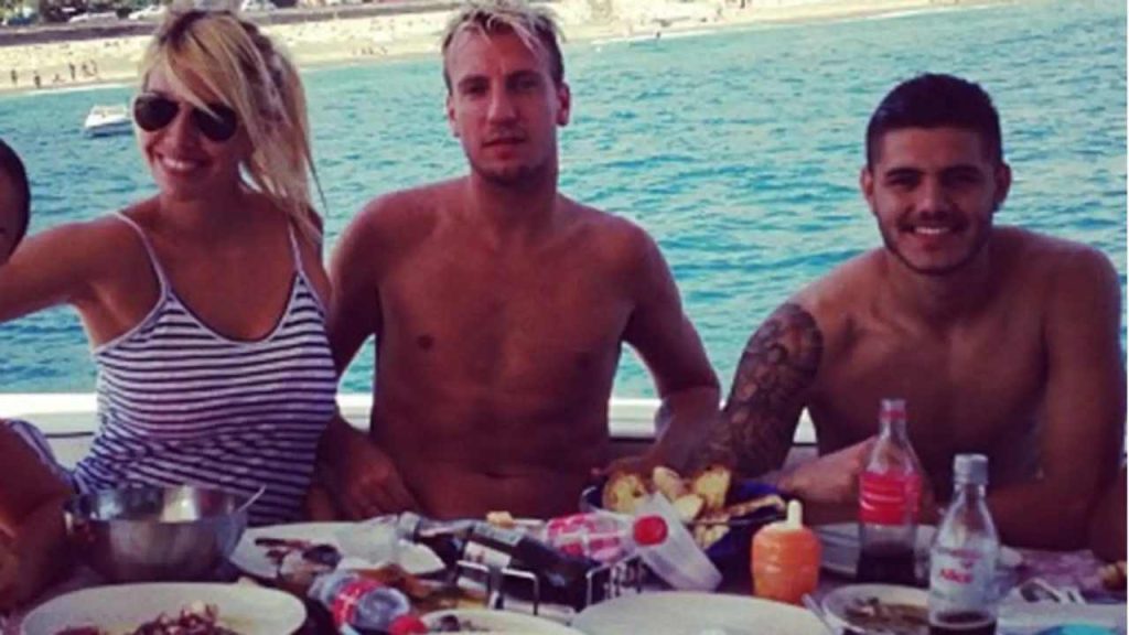Wanda Nara, Icardi e Maxi Lopez: triangolo amoroso davanti le telecamere | Lei lo fa solo per soldi